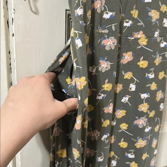 Green Flutter Sleeve V-Neck Sundress - Picture 4 of 4